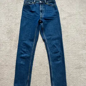 Säljer dessa mörkblå jeansen från monki i slim modell. De är i storlek 24 men skulle säga de är en 32/34 i sådana storlekar. 