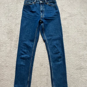 Monki jeans - Säljer dessa mörkblå jeansen från monki i slim modell. De är i storlek 24 men skulle säga de är en 32/34 i sådana storlekar. 