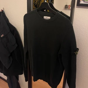 Stone island stickad tröja  - Tröjan är mörk grön och stickad , den har även krympt lite gran i tvätten , är storlek L men är mer åt M . Köpt i göteborg på NK