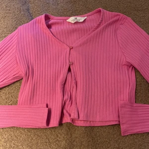 H m kofta - En rosa  helt oanvänd kofta från h m storlek 152💓