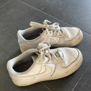 Nike air force 1 - Jätte fina Nike air force 1 med ljusblåa detaljer💕Dom är välanvända men all smuts går att tvätta bort, köparen står för frakt💕