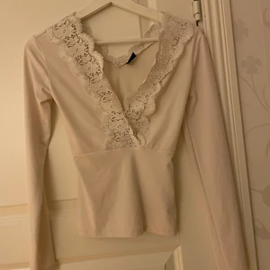 Vit topp från Gina  - Använd en gång. Bra skick 