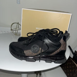 Michael kors  - Säljer ett par Michael kors sneakers köpta på zalando storlek 39 aldrig använda 