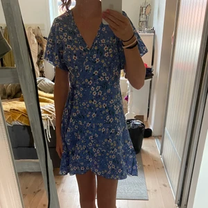 Blommig sommarklänning - Säljer nu denna ljuvliga klänning! 💙 Den har varit min favorit klänning länge men säljer nu pga att den börjar bli för liten. Använd men är i mycket bra skick ändå. 100kr+frakt 🌼