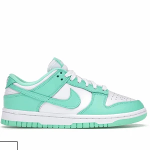 Nike dunk low  - Nike dunk low green glow. Väldigt bra skick använt ca 3 gånger. Skriv för med info + bilder. Nypris 3000
