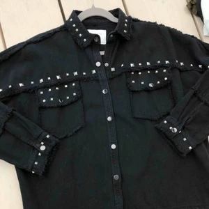 Svart jeansjacka  - Säljer denna supersnygga jeansjackan med nitar från zara, Storlek S men passar även M och är som helt ny.💓💓 (Inte min bild men den ser exakt likadan ut och har inga defekter 🫶🏼) BUD: 380+ frakt eller köpt direkt för 550+ frakt!!💓💓💓