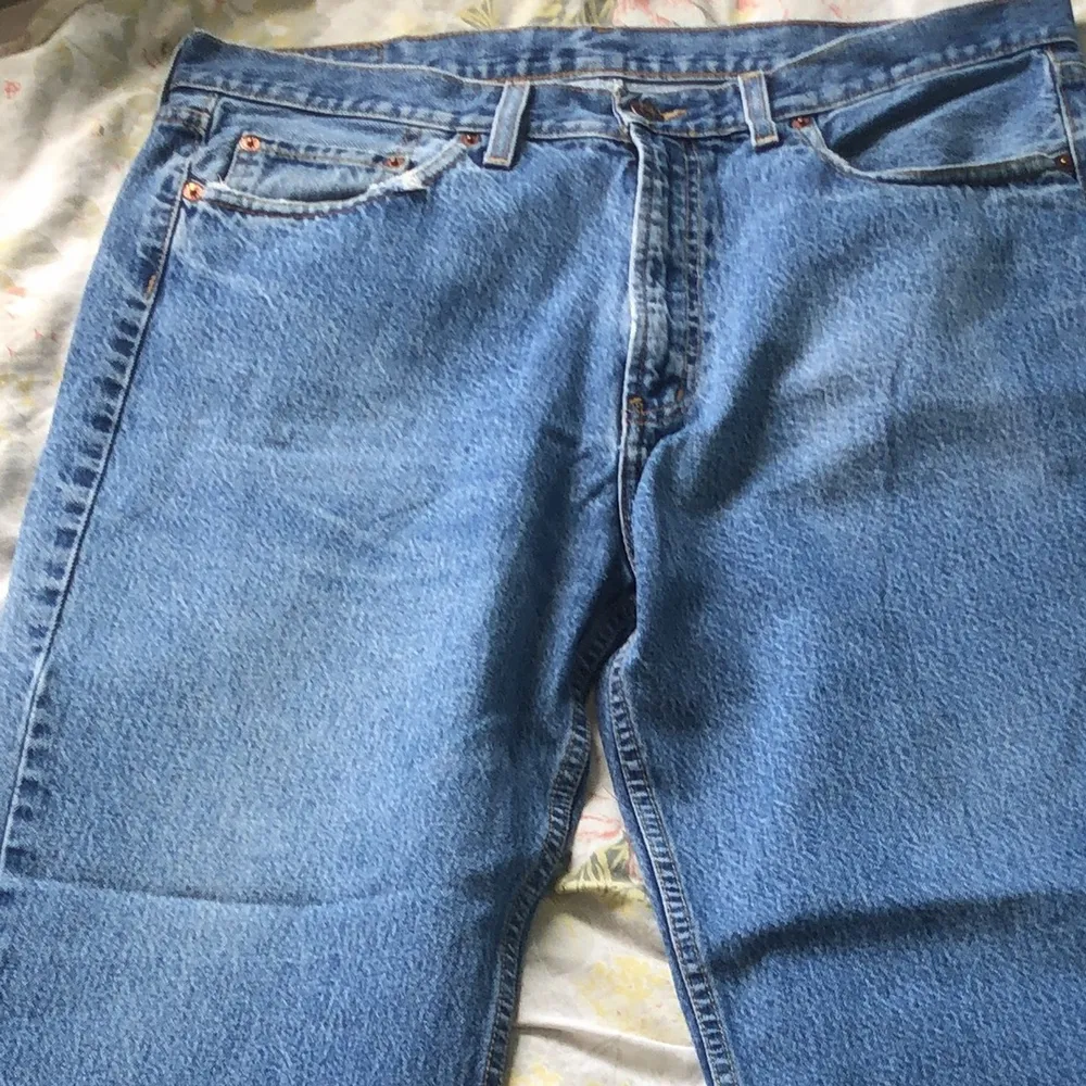 Ljusblåa straight jeans från märket John Pearsons & Son. Jeansen är av riktigt bra kvalite och är använda bara ett fåtal gånger. Inga defekter förutom en liten slitning på ena fickan. Kan mötas upp på Södermalm, annars betalar köparen för frakten.. Jeans & Byxor.