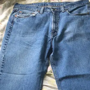 Ljusblåa straight jeans från märket John Pearsons & Son. Jeansen är av riktigt bra kvalite och är använda bara ett fåtal gånger. Inga defekter förutom en liten slitning på ena fickan. Kan mötas upp på Södermalm, annars betalar köparen för frakten.