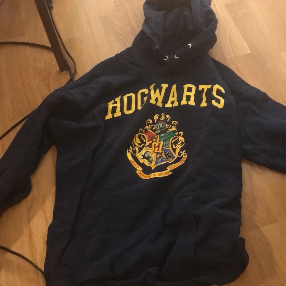 en mörkblå hoodie med hogwarts tryck där fram och en gyllene kvick i nacken, säljer eftersom jag inte är intresserad av harry potter längre. Hoodies.
