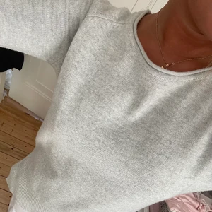 Ljusgrå stickad tröja - Superfin ljusgrå stickad tröja som är sparsamt använd så i gott skick! Från trendyol men köpt på nakd. Köp direkt för 300kr