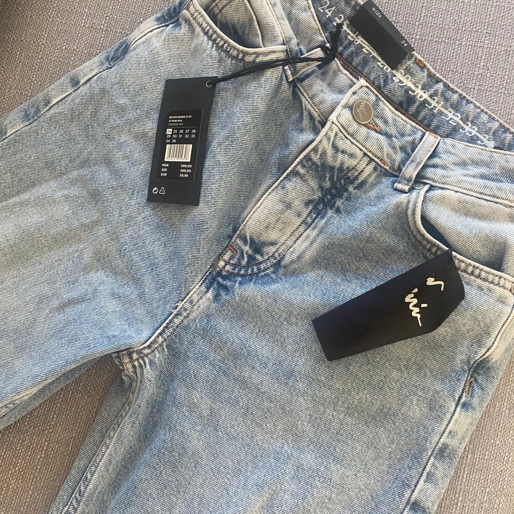 Never denim wide leg jeans från bikbok i storlek 24. De är helt oanvända och lappen är kvar.💓 Orginalpris 599kr. Jeans & Byxor.