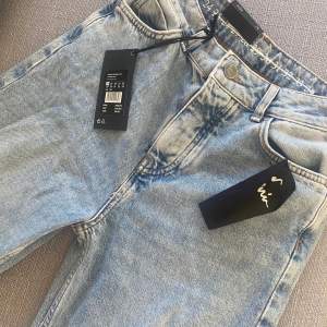Never denim wide leg jeans från bikbok i storlek 24. De är helt oanvända och lappen är kvar.💓 Orginalpris 599kr