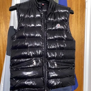 Moncler väst - Hej! Säljer nu min väst då jag inte använder den mer och den tar bara plats i garderoben. Det finns inga skador eller några fel på västen. Västen är precis som ny. Den har använts i ca 2-4 månader inte mer  Storlek 1 Som motsvarar S