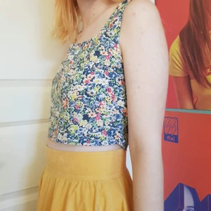 Blommig crop top - Jättesöt blommig crop top med fyrkantig halsringning