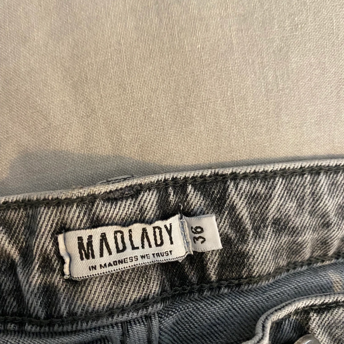 Gråa högmidjade jeans  - 90