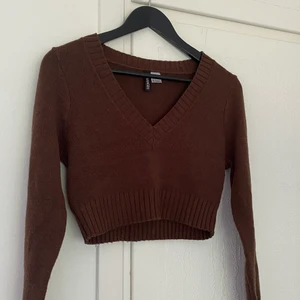 Två stickade crop tops - Jättefina och ganska sköna faktiskt. En för 60kr eller båda för 100kr. Men inte riktigt min stil. Köparen står för frakt!