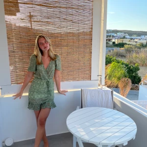 Klänning  - Säljer min sjukt snygga klänning med glitter i sig. Tyvärr är den lite för kort mig och kommer inte till användning. Är 171 så passar för nån som är petit. Storlek xs 