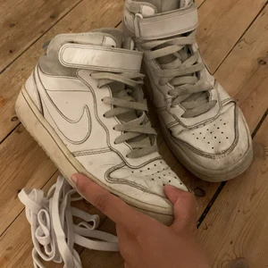 Vita nike skor - Köptes för runt 900. Ja dom ser smutsiga ut men kan bara tvätta dom me våt servetter så blir dom rena. Dom är använda. Köptes 2020 men användes it tills 2022. Kommer med nya skosnören. Kan bytas för andra skor.