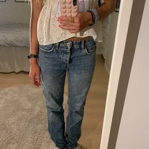 Zara Mid Rise jeans - Funderar på att sälja dessa jeans! Kontakta mig om du är intresserad!