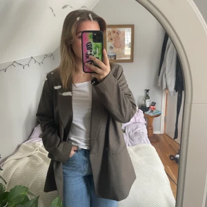 Blazer  - Super nice blazer från h&m! Använd ett fåtal gånger så i väldigt bra skick!