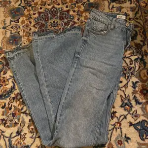 ett par jeans som är från zara ! de har en fläck längst ner men den går säkert bort i tvätten!