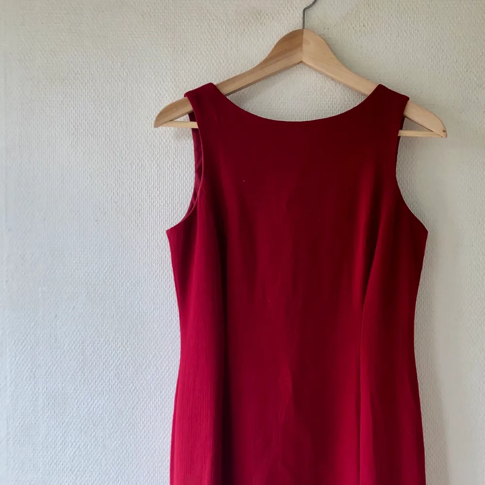 Röd, figursydd kortklänning av märket Ann Taylor Petite i storlek S. Välsydda klänning i fint skick, inga fläckar eller skador på foder eller yttertyg. Dragkedjan fungerar bra. . Klänningar.