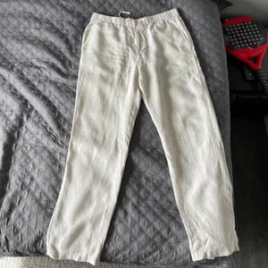 Superfina linnebyxor - Säljer mina älskade linnebyxor från H&M. Byxorna är i bra skick - se bilder. Storlek m men passar L också.