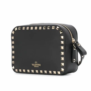 Valentino Rockstud Crossbody Bag - Helt ny, aldrig använd, i original box med kvitto och lappar. Nypris: 12 095kr