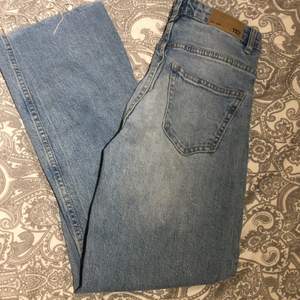 Jeans från lager i storlek 157. Använder dom knappt någonting så känns bara onödigt att ha kvar dom och dom är inte använda så mycket. 