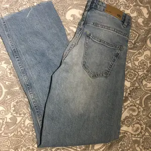 Jeans från lager i storlek 157. Använder dom knappt någonting så känns bara onödigt att ha kvar dom och dom är inte använda så mycket. 