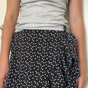 Kjol med hjärtan på - Knappt använd, bra skick. Stretchig och så mjuk