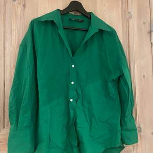 Grön skjorta från Zara strl M, använd 1 gång som ny 💚