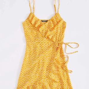 fin klänning i gult, väldigt skönt och svalt material. Nypris 129kr. Fraktar elr möts upp