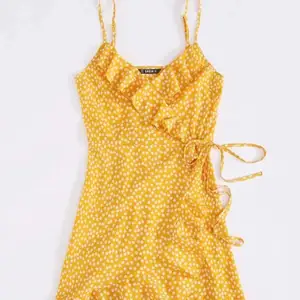 fin klänning i gult, väldigt skönt och svalt material. Nypris 129kr. Fraktar elr möts upp