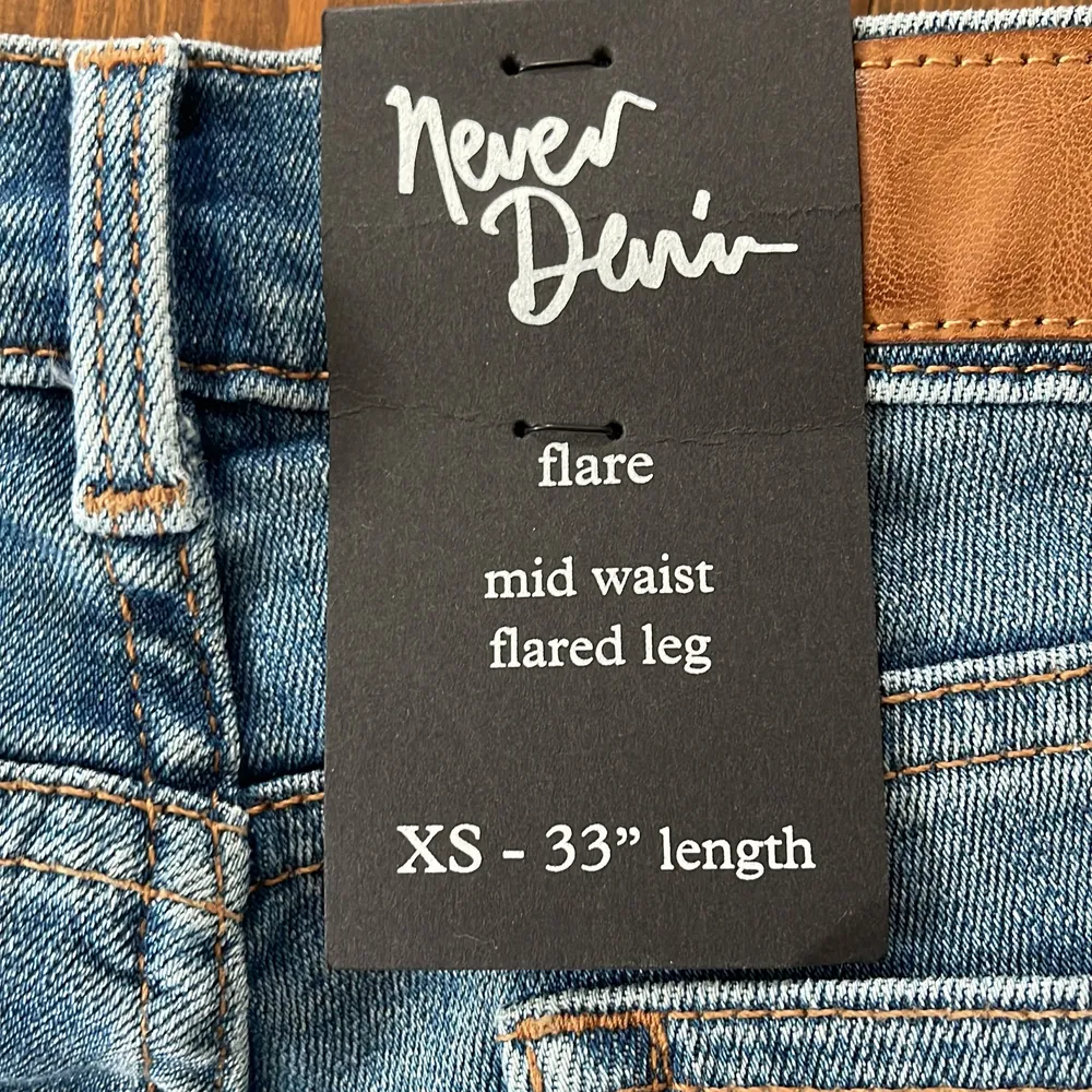 Säljer nu mina skitsnygga midrised bootcut jeans som är köpta på Bikbok. Tyvärr är dessa för långa för mig som är 163 cm lång. Aldrig använda och lappen sitter kvar. Jeans & Byxor.