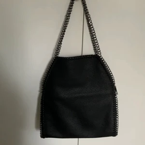 Stella liknande väska - (Bilder lånade från tidigare ägare) Säljer min otroligt fina Stella McCartney liknande väska som köptes här på plick. Ett skinnband medföljer som man ser svagt på andra bilden. Tveka inte på att fråga om du har funderingar eller vill ha fler bilder❤️