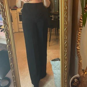 Kostymbyxor - Skitsnygga kostymbyxor i strl 36 men skulle förmodligen passa 38 också. De är långa och har Loose fit. 