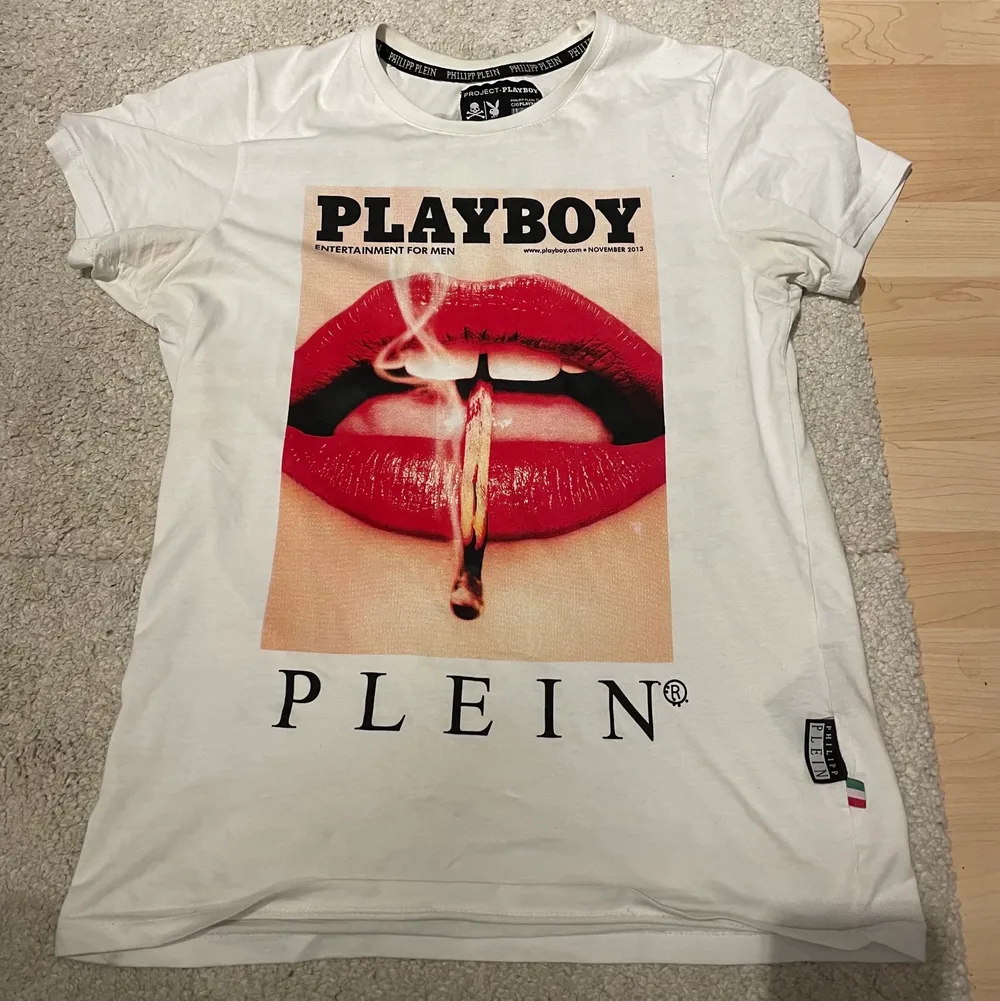Säljer min Philipp Plein tshirt som är i storlek S som endast är använd 1 gång , kom med bud så tar vi det därifrån!. T-shirts.