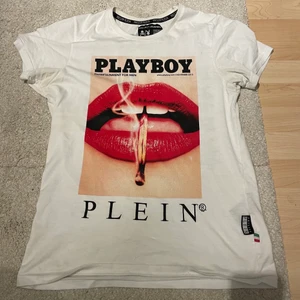 Plein Playboy t-shirt - Säljer min Philipp Plein tshirt som är i storlek S som endast är använd 1 gång , kom med bud så tar vi det därifrån!