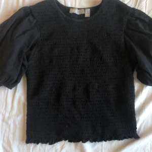 Svart top med puffärmar  - Jättesöt topp med volang ärmar. Storlek 38 men skulle säga att den är som Xs.💘💘