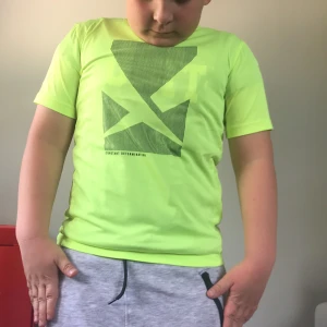 Jag säljer en träningströja! - Jag säljer denna träningströja pågrund av att den har blivit för liten!