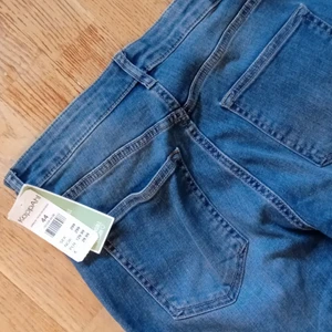 Blåa Jeans oanvända.  - Det är storlek 44 helt oanvända. 100kr
