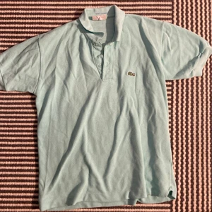 Lacoste piké  - Fin turkos färgad piké, den är i bra skick (inga tecken på användning) 