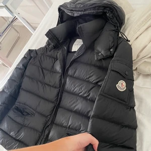 Moncler jacka  - Moncler vår/höst jacka i modell bea. Storlekar 4, vet inte vad det motsvarar det passar mig som har xs-S. Köpte den av en annnan tjej på plick men kvitto finns! (Via rebelle) 🖤3000 vid direkt köp🖤 Nypris: 12.000. Går ej att skanna pga gammal modell  