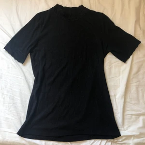 Svart polo - Svart polo med spets, så gott som ny- lite nopprig bra, men inte så mycket