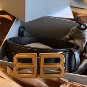 BB HOURGLASS MEDIUM BELT - Äkta balenciaga skärp, den har inga skador och har använt endast några få gånger. Har kvitto, box och dustbag. Skärpet är i storlek 70. Köpt för 285 euro/ 3000 kronor ungefär. 