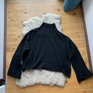 Svart stickad tröja från Gina tricot i storlek S, ser likadan ut fram och baksida.