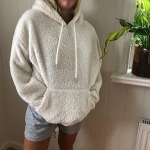 Mjuk vit teddy hoddie från hm stl M - Super mysig tröja använd fåtal gånger, säljer pga att den inte kommer till användning🧸⚡️