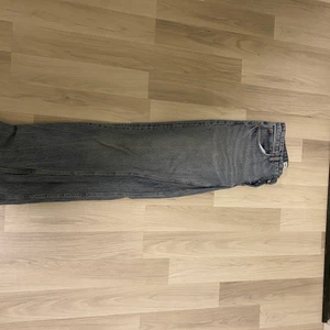 Jesns - Mid straight jeans från zara i storlek 40. Köpte de i en storlek större och de sitter skitnajs på mig som vanligtvis är en 38. Längden är bra och när nästan lite långa på mig som är 172.