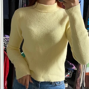 Zara polo - Gul luddig tröja med polo krage från zara! Använd en gång, storlek s, säljer för 119kr + frakt 🚚! Skriv vid intresse eller frågor! 